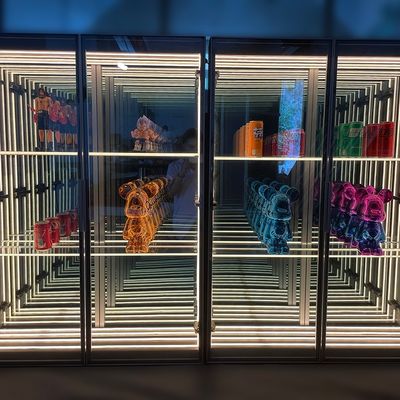 2024 높은 밝기 LED 라이트 유리 무한 거울 디스플레이 캐비닛 거실
