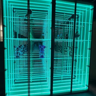 LED 스트립 라이트와 무한 디스플레이 캐비닛으로 사용자 정의 가능한 보라색 레고 와인 랙