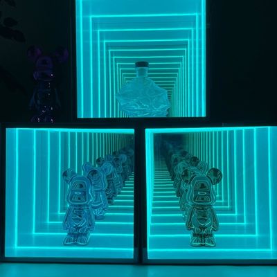LED 스트립 라이트와 무한 디스플레이 캐비닛으로 사용자 정의 가능한 보라색 레고 와인 랙
